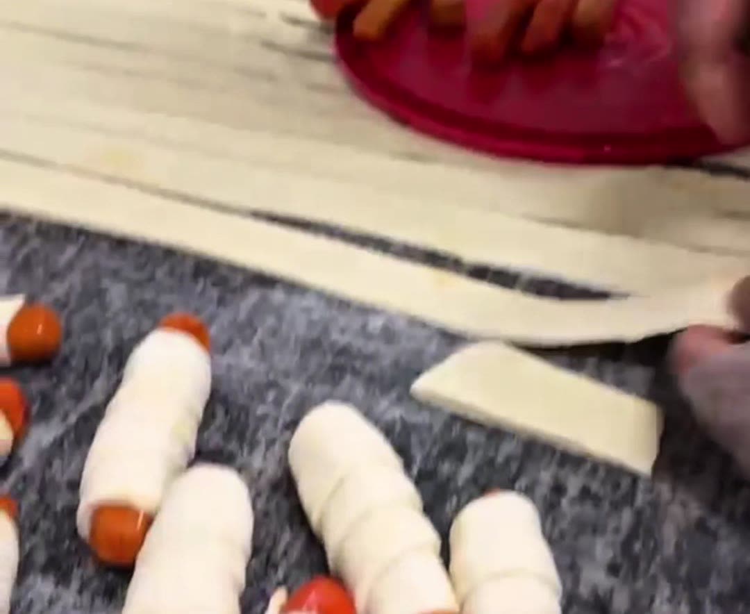 Enroladinhos de salsicha sendo preparados