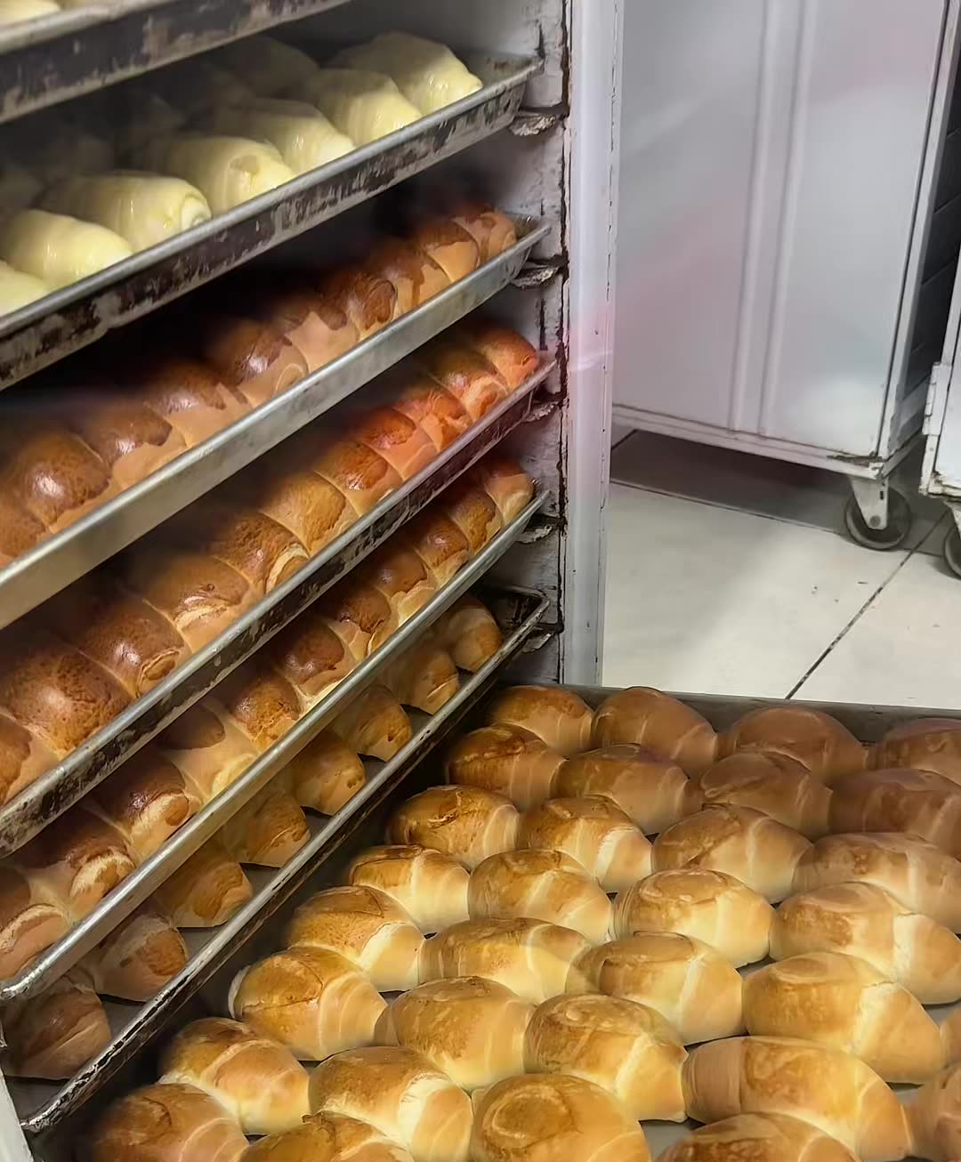 Carrinho com pães dourados
